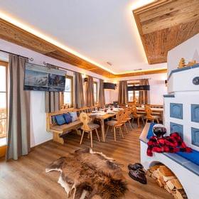Gemütliches Alpenchalet mit Holzmöbeln, Kamin und rustikaler Einrichtung