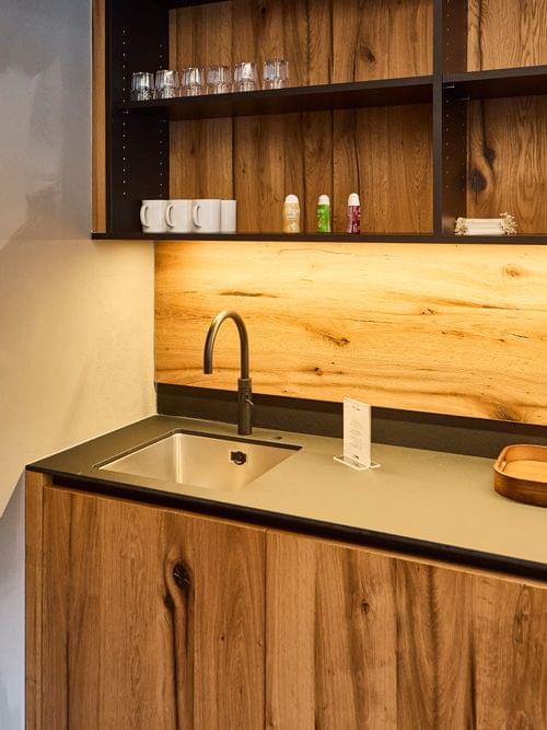 Waschbecken und Gläser, Fitnessbar 