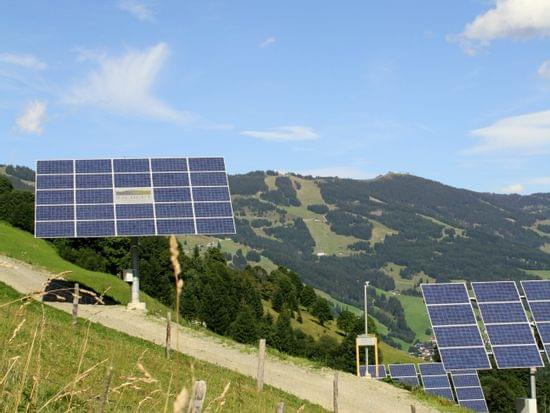 Die Solaranlage vom Bachgut mit Ausblick auf die Bergwelt 