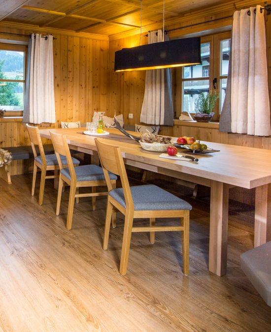 Gemütliches alpines Esszimmer mit rustikalen Holzmöbeln und natürlichem Licht