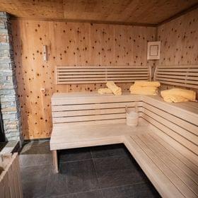 Große Sauna mit Handtüchern 