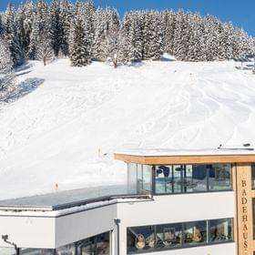A bird’s-eye view of the Bachgut bathhouse with the infinity pool.