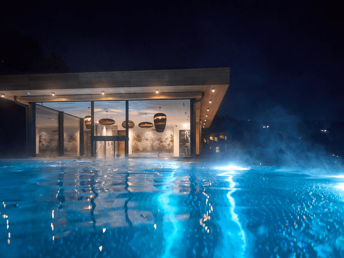 Evening atmosphere at the infinity pool in the bathhouse.
