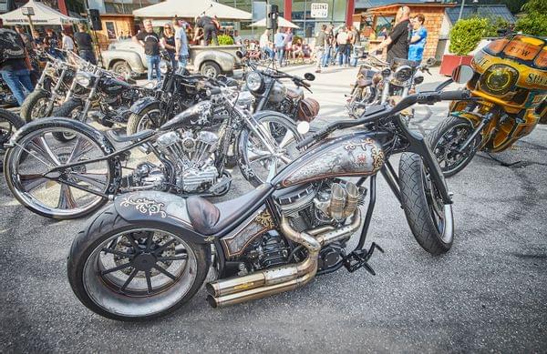 Custom-Chopper-Motorräder mit Chromdetails auf einer Motorradmesse