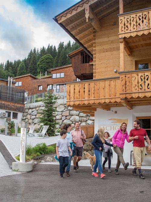 Wandergruppe kommt an der Almhütte Bachgut in den österreichischen Bergen an
