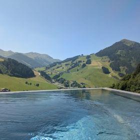 Badehaus mit Invinity-Pool im Sommer 