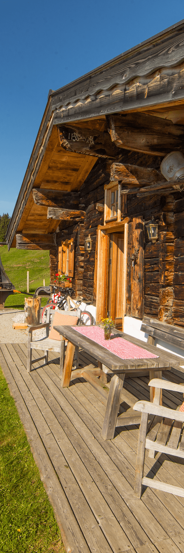 Bachalm im Sommer, umgeben von Grünen Almwiesen und Bergen 