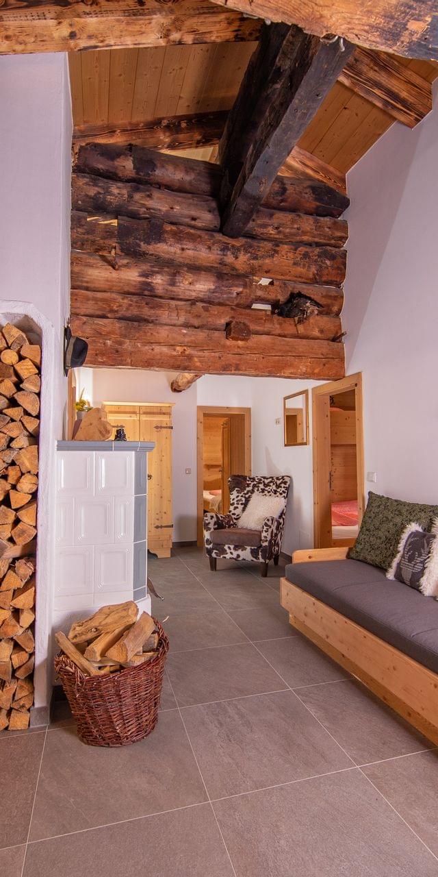 Gemütliches Alpenchalet mit rustikalen Holzbalken, Küche und Skidekoration