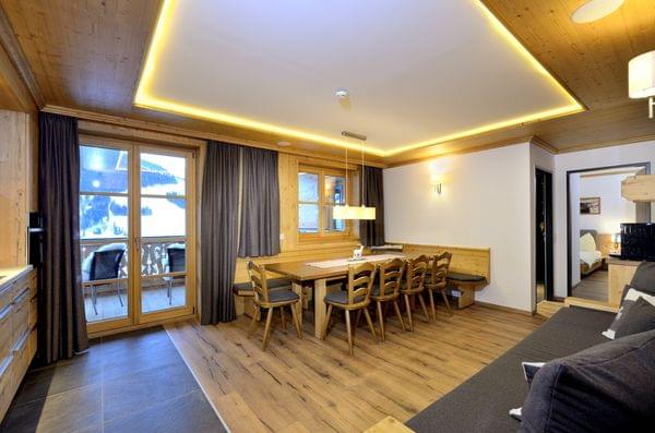 Gemütlicher Alpen-Chalet Ess- und Wohnbereich mit Holzmöbeln und Bergblick